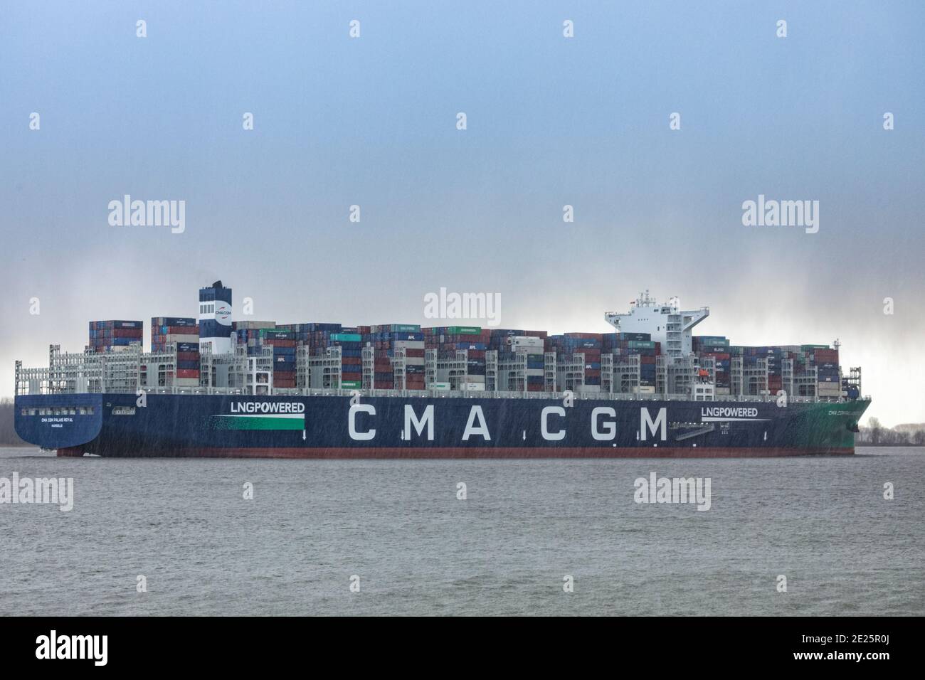 Stade Deutschland 12 Januar 2021 Das Grosste Lng Schiff Der Welt Containerschiff Cma Cgm Palais Royal An Der Elbe Richtung Hamburg Stockfotografie Alamy