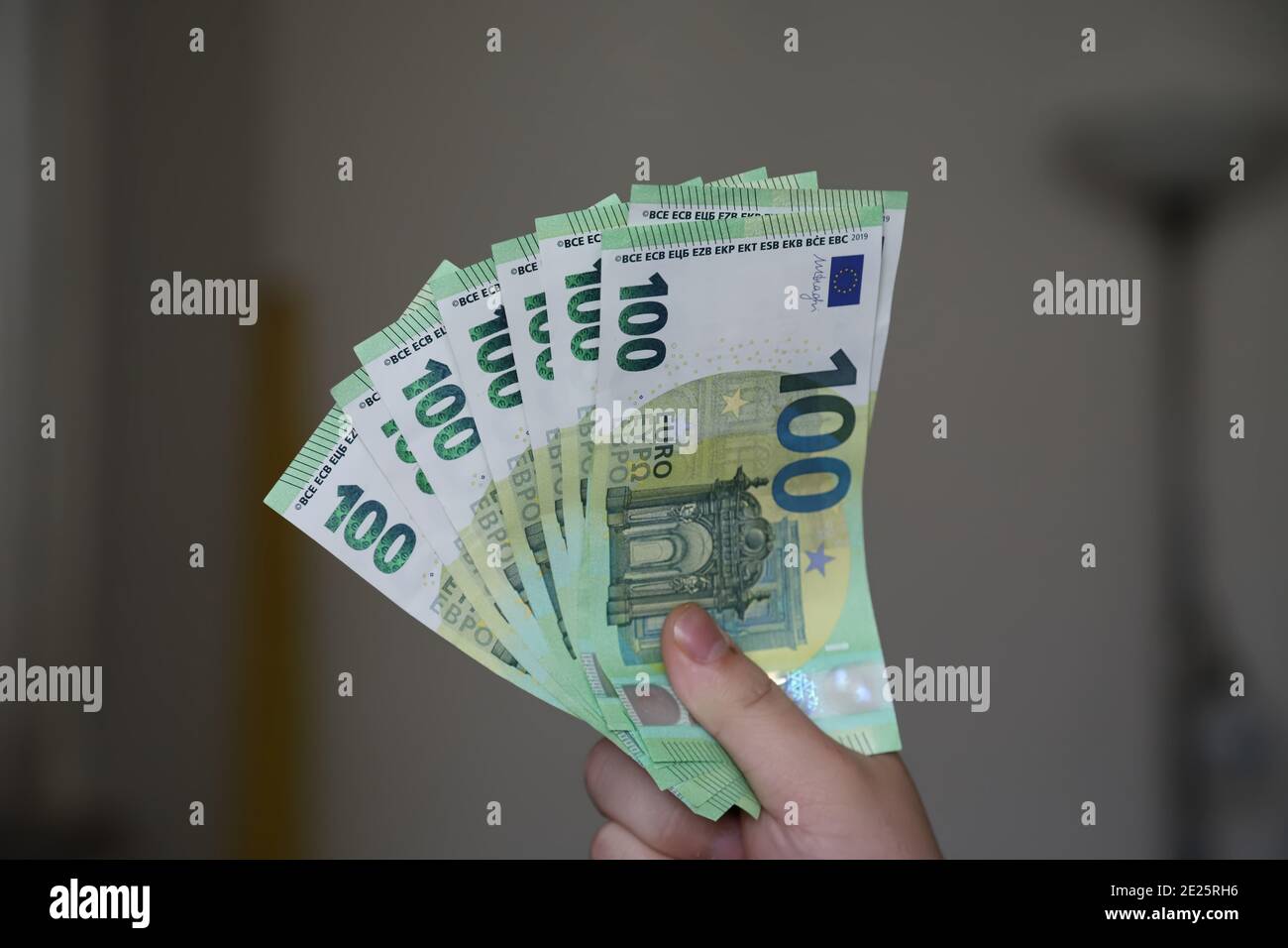 Eine Hand, die Banknoten hält Stockfoto