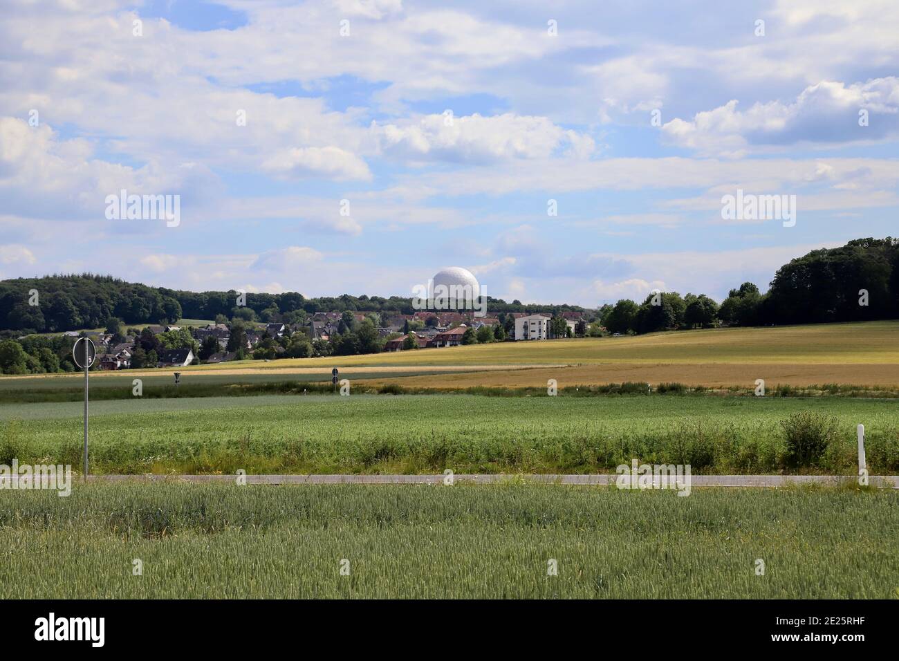 Landschaft mit blauem Himmel und weißen Wolken Stockfoto