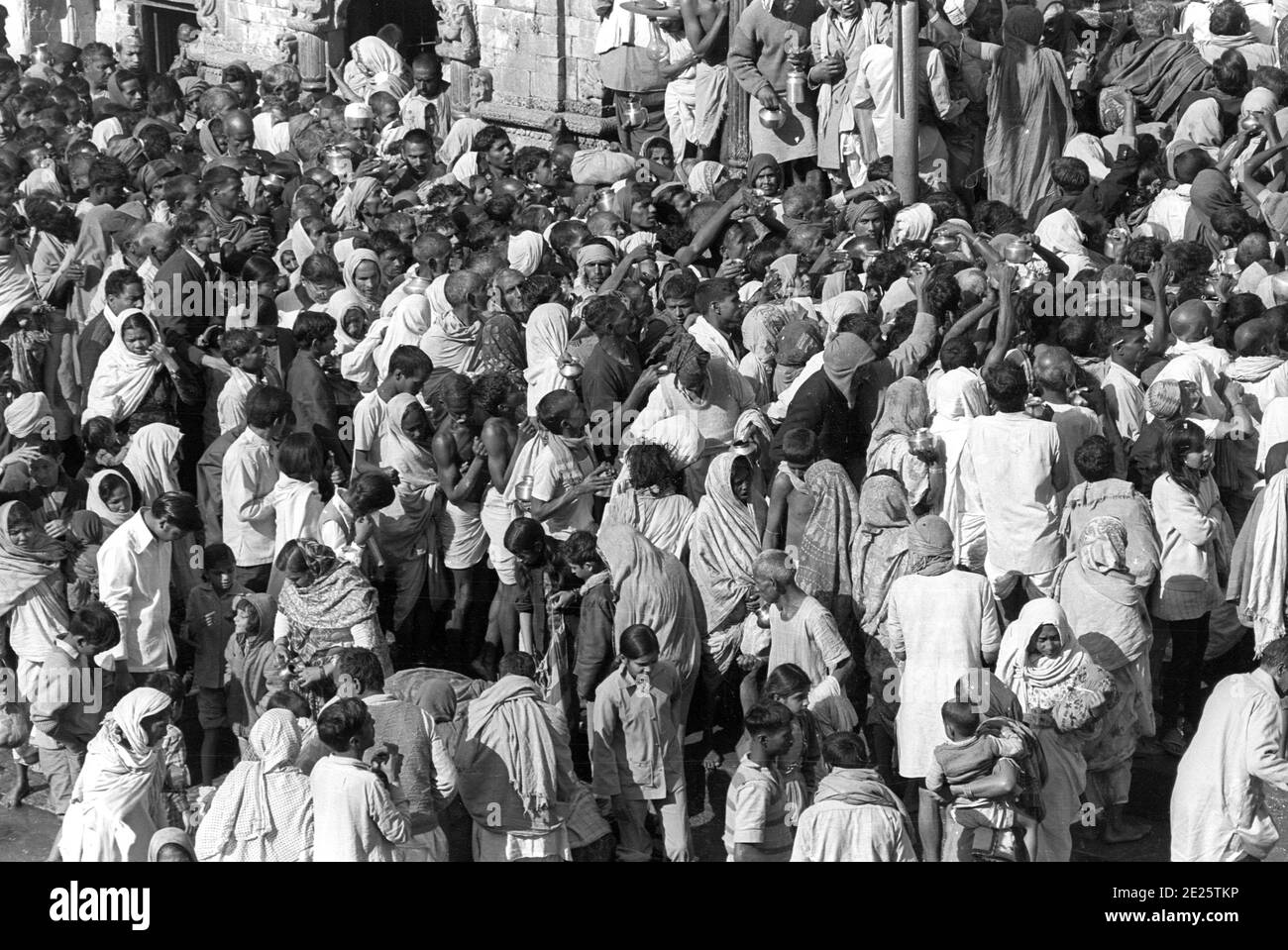 Pashupatinath Tempel ist ein Hindi Tempel gewidmet dem Herrn Shiva und ist einer der vier wichtigsten religiösen Stätten in Asien für Anhänger von Shiva. Es wurde im 5. Jahrhundert gegründet und liegt am Ufer des Flusses Bagmati. Foto aus dem Jahr 1974. Es ist jetzt ein UNESCO-Weltkulturerbe. Stockfoto
