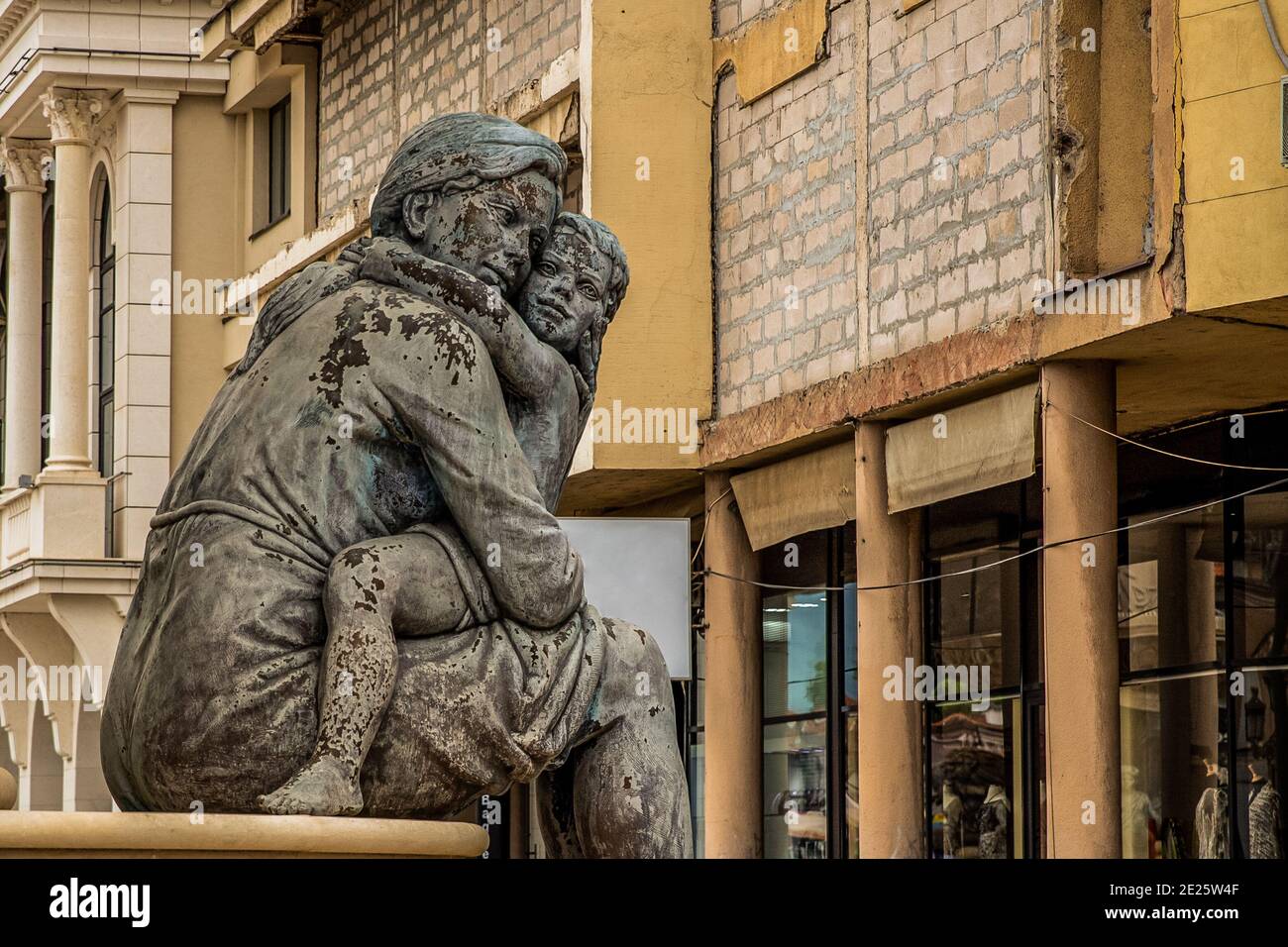 Skopje / Nordmakedonien, Mai 12 2019: Brunnen der Mütter Mazedoniens. Statue einer Mutter mit Zöpfen, die ihr Kind halten. Die Statue ist vertreten Stockfoto