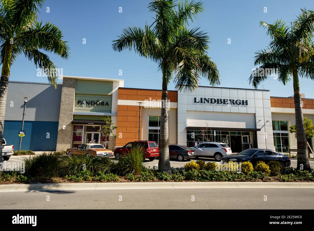 Gehobene Einzelhandelsgeschäfte Pandora und Lindbergh in Dania Pointe Shops Florida USA Stockfoto