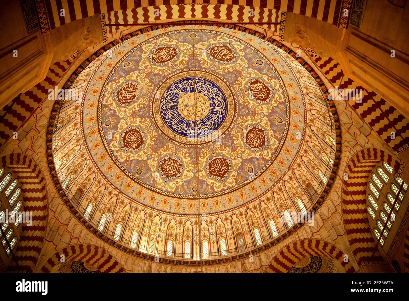 Edirne / Türkei, Mai 14 2019: Die wunderschöne Kuppel der Selimiye Moschee, die vom berühmten kaiserlichen Architekten Mimar Sinan erbaut und von der Ott in Auftrag gegeben wurde Stockfoto