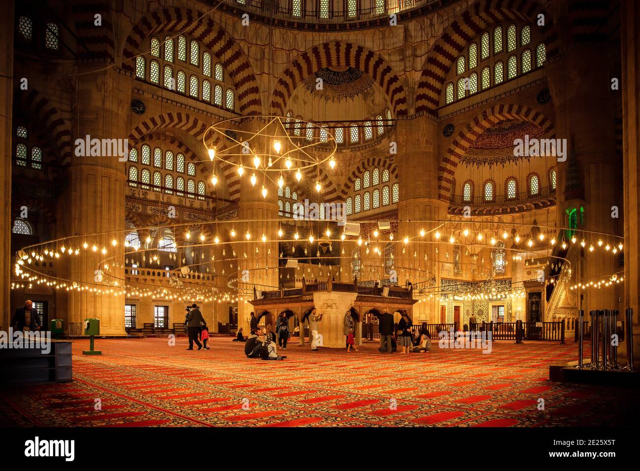 Edirne / Türkei, Mai 14 2019: Innenansicht der Selimiye Moschee während des heiligen Monats Ramadan. Die Moschee wurde von den berühmten kaiserlichen Archi gebaut Stockfoto