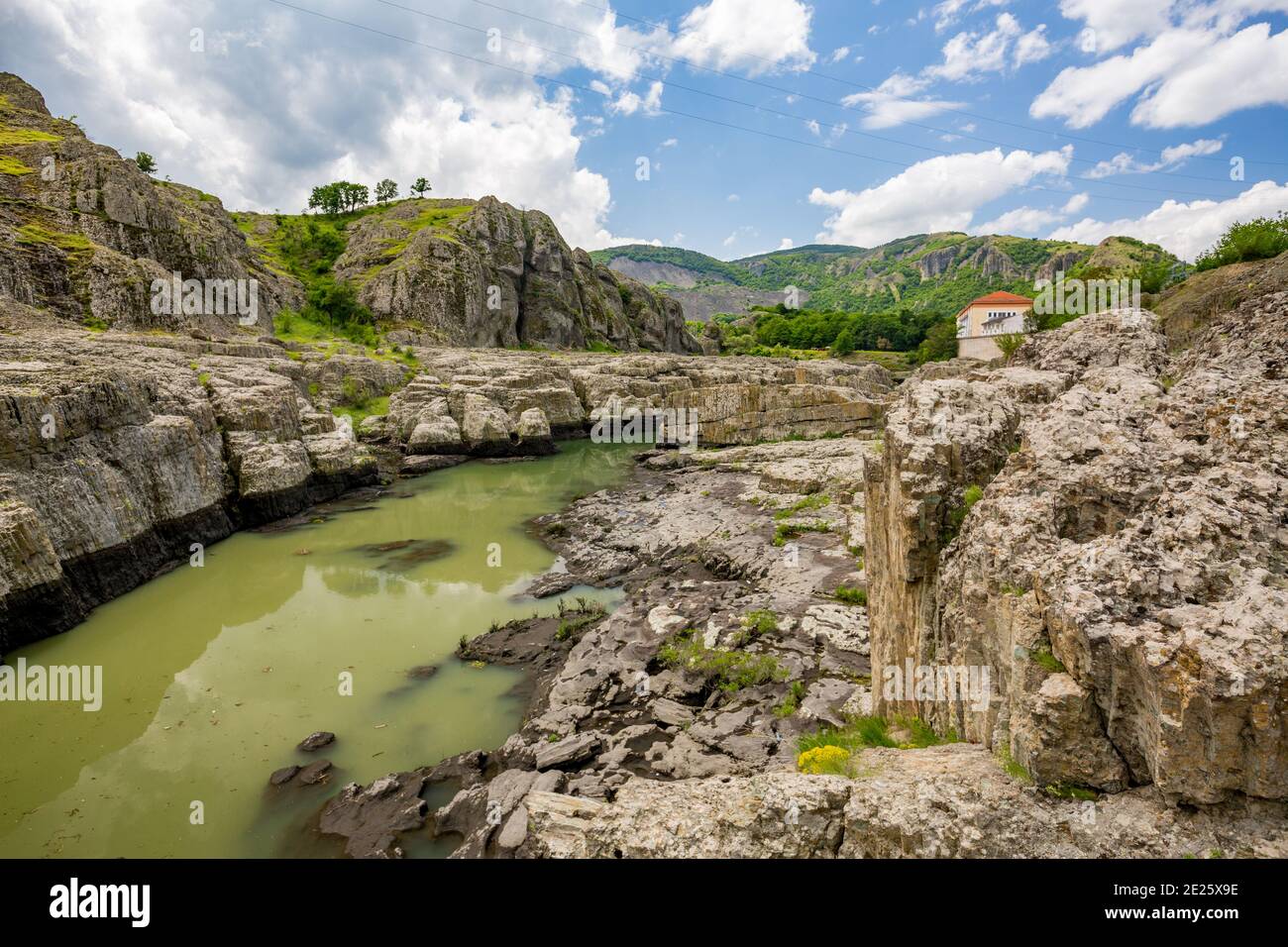 Tagsüber Frühling Blick auf Canyon natürliches Phänomen der erstaunliche Teufel in Bulgarien, auch Sheytan Dere in der Nähe von Studen Kladenetz Vorratsbehälter in den Rhodopen Gebirge bekannt. Wunderbare grüne Wasser Stockfoto