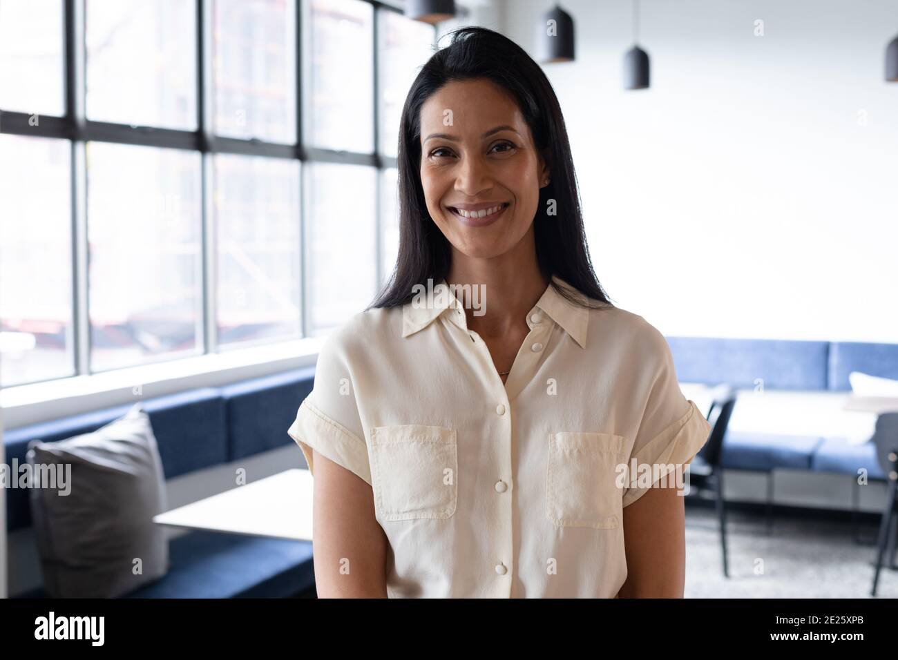 Porträt von Mxed Rennen Geschäftsfrau stehend Blick auf Kamera und Lächelnd im modernen Büro Stockfoto