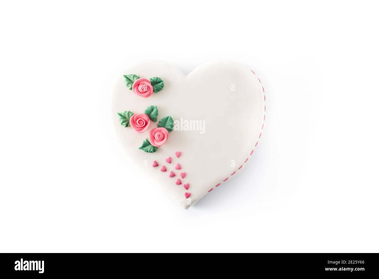 Herzkuchen zum Valentinstag, Muttertag oder Geburtstag, dekoriert mit Rosen und rosa Zuckerherzen Stockfoto