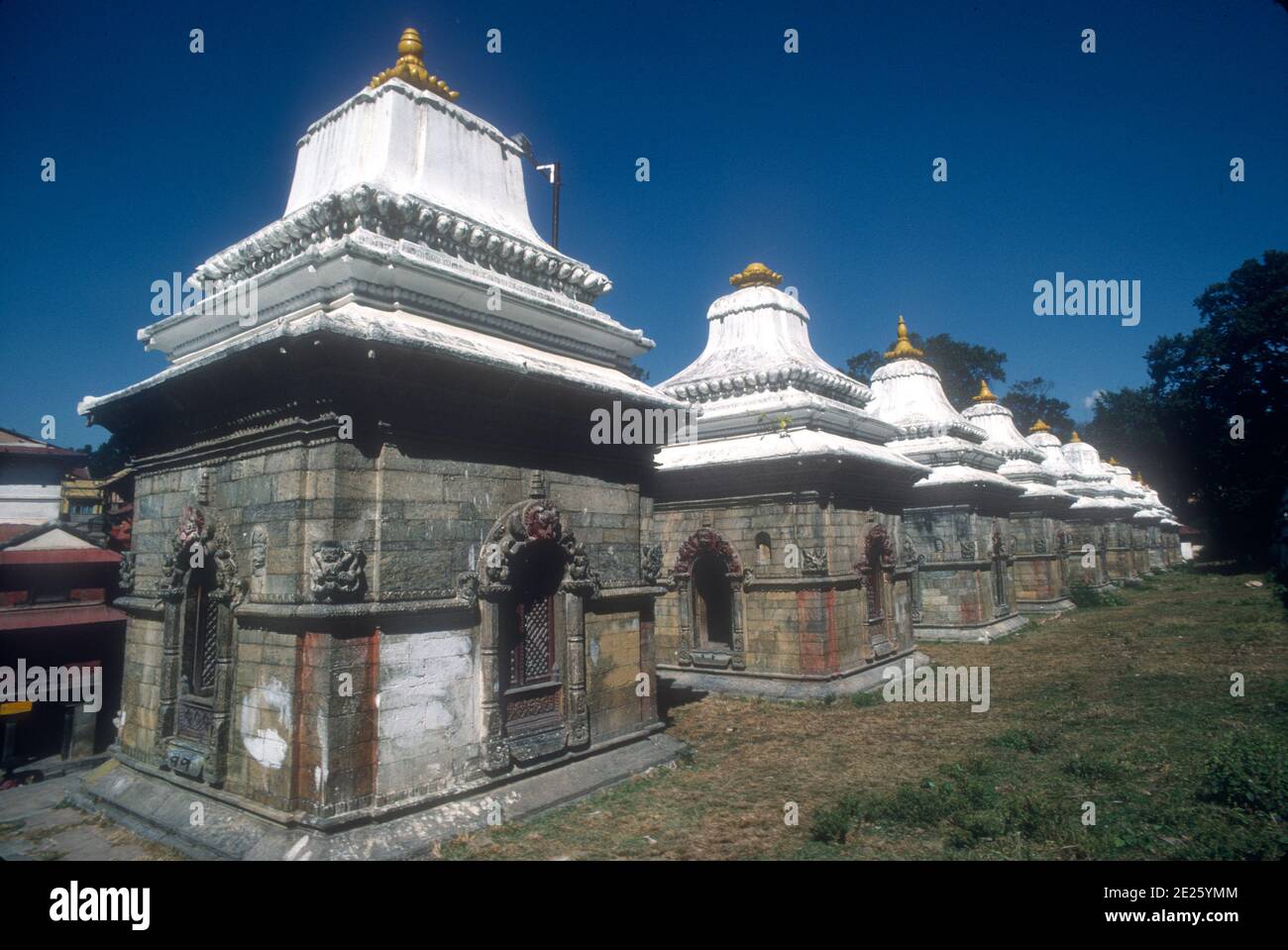 Pashupatinath Tempel ist ein Hindi Tempel gewidmet dem Herrn Shiva und ist einer der vier wichtigsten religiösen Stätten in Asien für Anhänger von Shiva. Es wurde im 5. Jahrhundert gegründet und liegt am Ufer des Flusses Bagmati. Foto aus dem Jahr 1974 Stockfoto