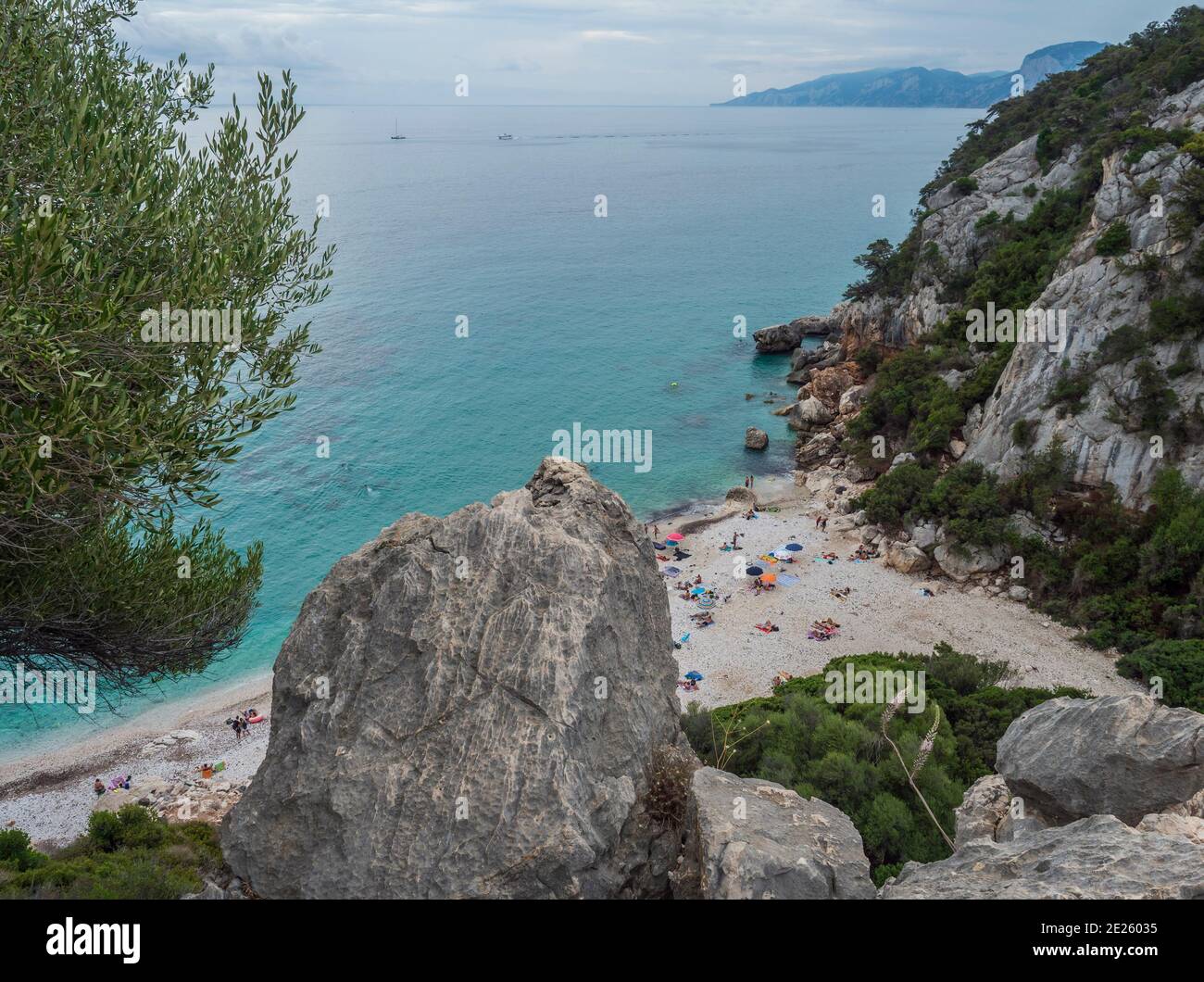 Luftaufnahme des Strandes von Cala Fuili in der Nähe von Cala Gonone, Golf von Orosei, Insel Sardinien, Italien. Weißer Kiesstrand mit Kalksteinfelsen und türkisblauem Blau Stockfoto