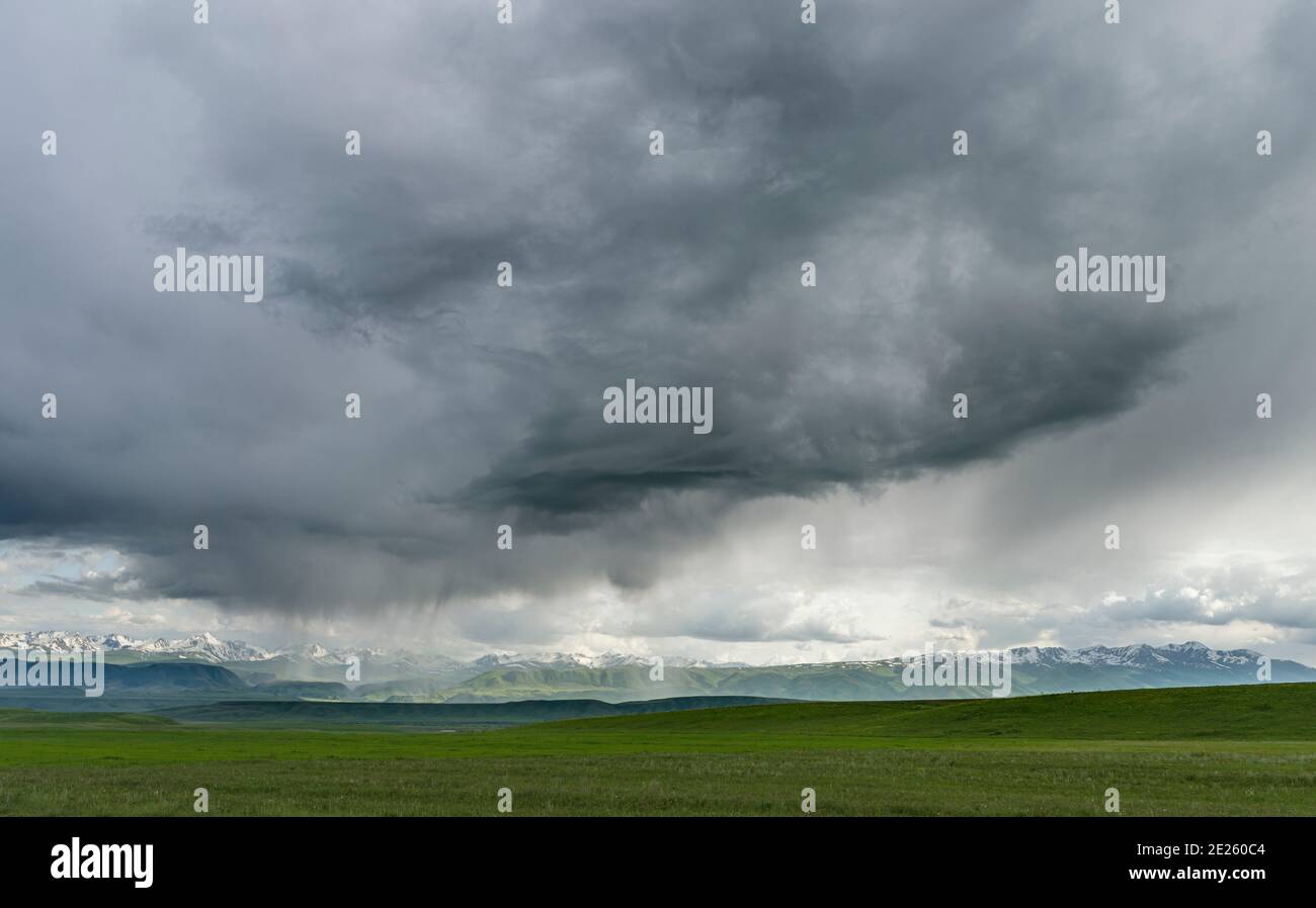 Gewitter über der Suusamyr Ebene, einem Hochtal in den Tien Shan Bergen. Asien, Zentralasien, Kirgisistan Stockfoto
