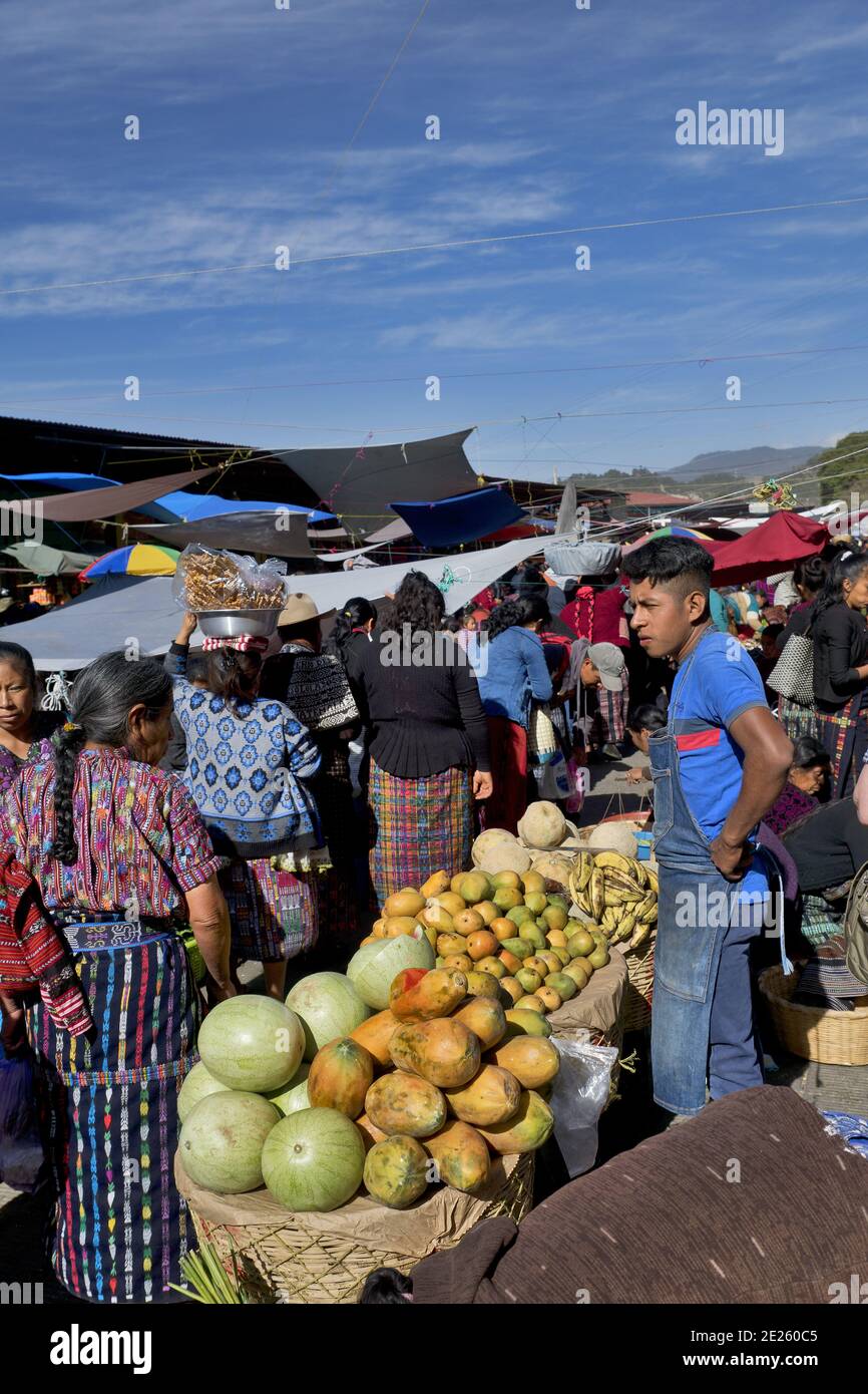 Chichicastenango, Guatemala, Mittelamerika: Der große Markt von Solola im Hochland von Guatemala - man verkauft lokale Früchte Stockfoto