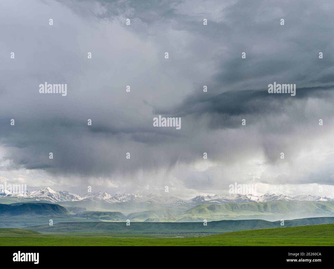 Gewitter über der Suusamyr Ebene, einem Hochtal in den Tien Shan Bergen. Asien, Zentralasien, Kirgisistan Stockfoto