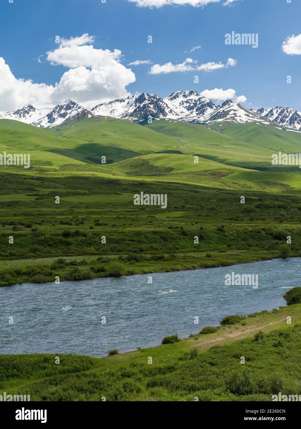Die Suusamyr Ebene, ein Hochtal in den Tien Shan Bergen. Asien, Zentralasien, Kirgisistan Stockfoto