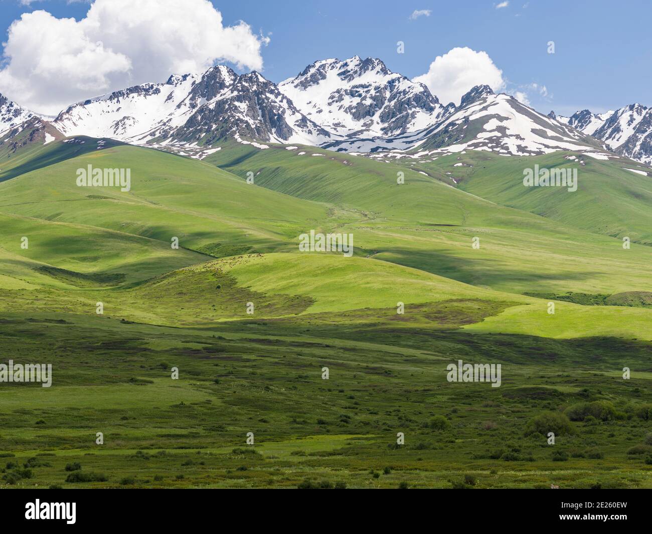 Die Suusamyr Ebene, ein Hochtal in den Tien Shan Bergen. Asien, Zentralasien, Kirgisistan Stockfoto