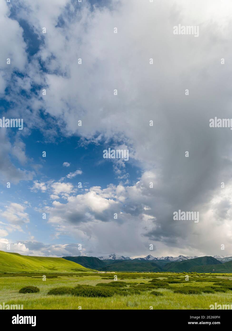 Ein Gewitter entwickelt sich. Die Suusamyr Ebene, ein Hochtal in den Tien Shan Bergen. Asien, Zentralasien, Kirgisistan Stockfoto