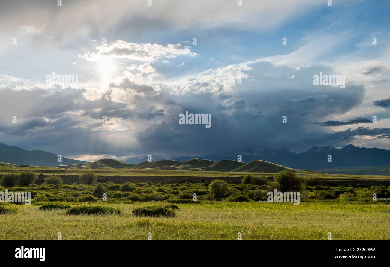 Ein Gewitter entwickelt sich. Die Suusamyr Ebene, ein Hochtal in den Tien Shan Bergen. Asien, Zentralasien, Kirgisistan Stockfoto