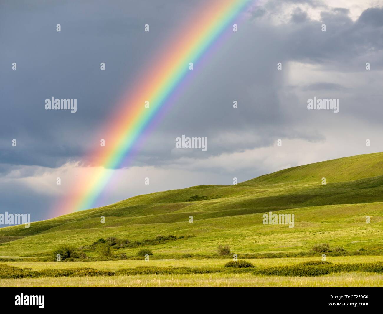 Regenbogen über der Suusamyr Ebene, einem Hochtal in den Tien Shan Bergen. Asien, Zentralasien, Kirgisistan Stockfoto