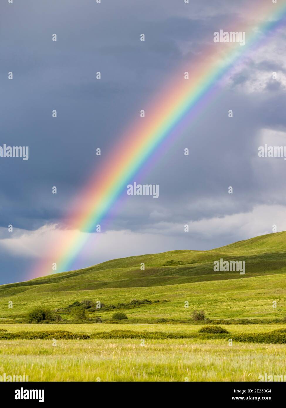 Regenbogen über der Suusamyr Ebene, einem Hochtal in den Tien Shan Bergen. Asien, Zentralasien, Kirgisistan Stockfoto