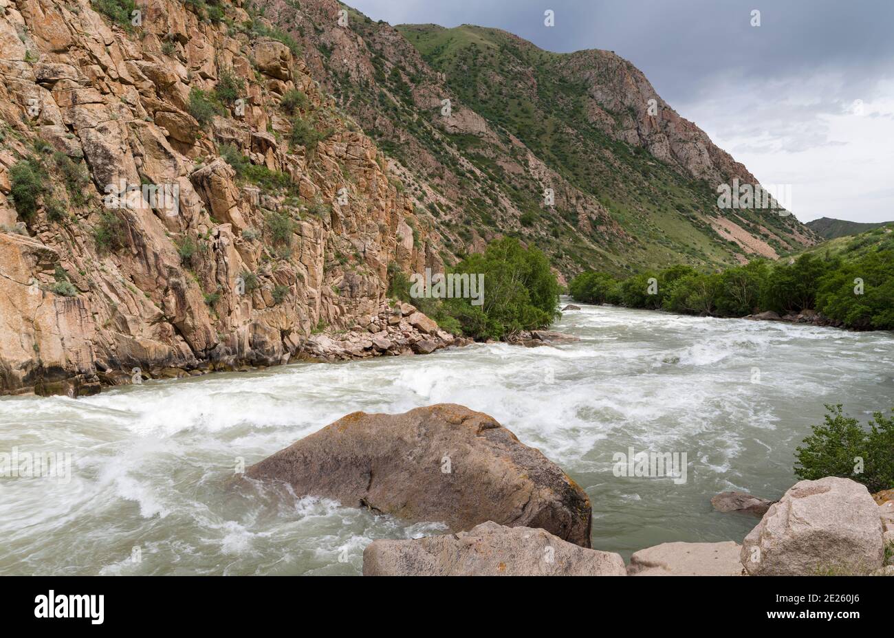 Tal des Flusses Suusamyr in den Tien Shan Bergen. Asien, Zentralasien, Kirgisistan Stockfoto