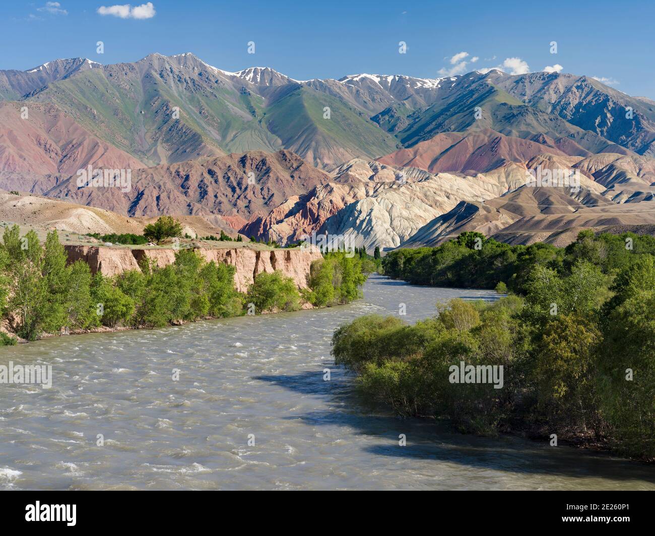 Tal des Flusses Suusamyr in den Tien Shan Bergen westlich von Ming-Kush. Asien, Zentralasien, Kirgisistan Stockfoto