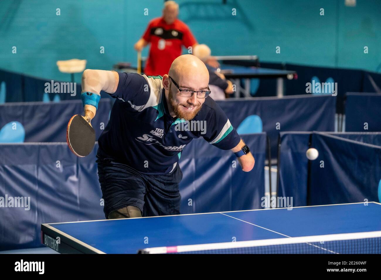 Ältere und behinderte Menschen spielen Tischtennis Stockfoto