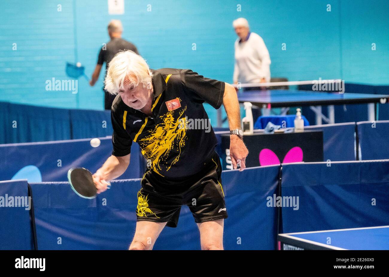Ältere und behinderte Menschen spielen Tischtennis Stockfoto