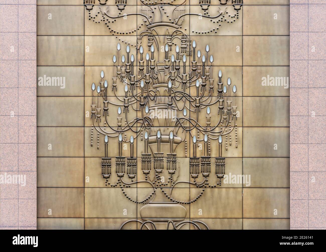 tokio, japan - januar 08 2021: Nahaufnahme der gefliesten Fassade, die das Flachrelief eines großen Kronleuchters an der Wand des Mitsukoshi Stores zeigt Stockfoto