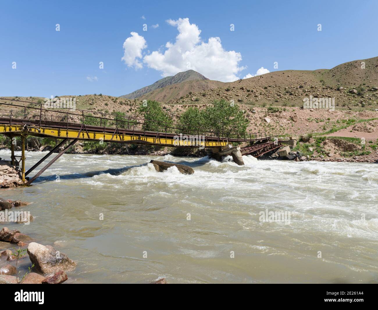 Alte, teilweise beschädigte Brücke. Tal des Flusses Suusamyr in den Tien Shan Bergen. Asien, Zentralasien, Kirgisistan Stockfoto