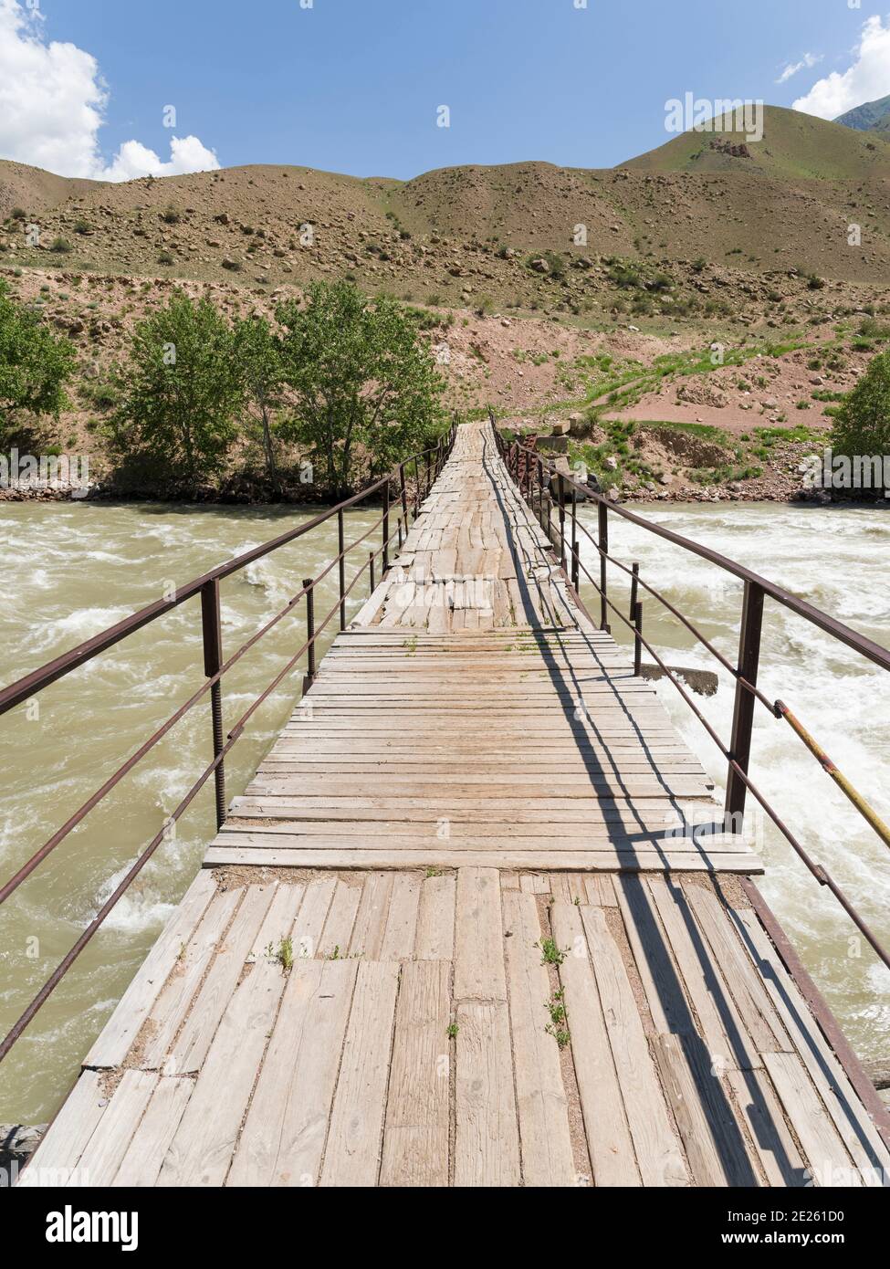 Alte, teilweise beschädigte Brücke. Tal des Flusses Suusamyr in den Tien Shan Bergen. Asien, Zentralasien, Kirgisistan Stockfoto