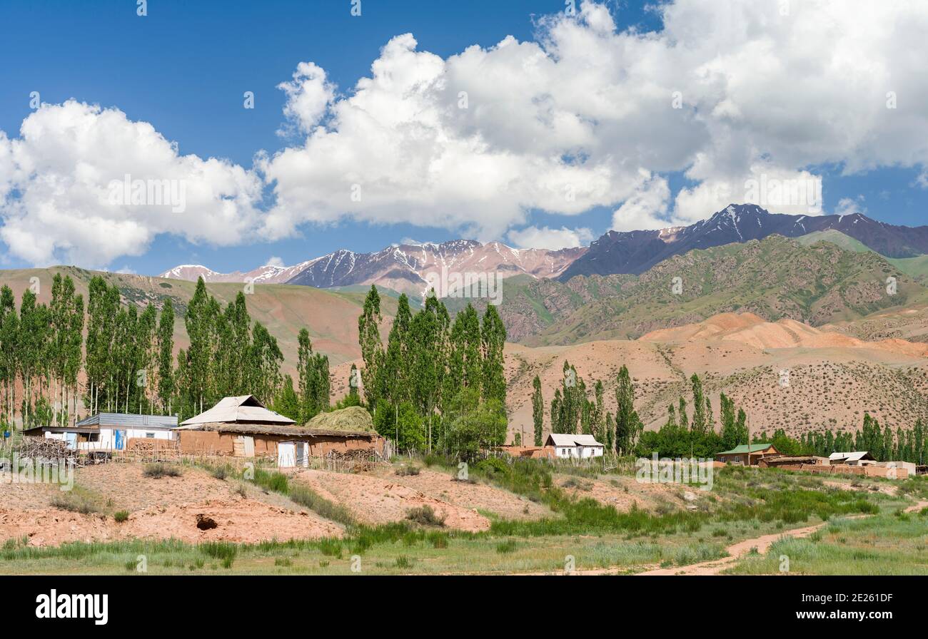 Dorf Kyzyl-Oy. Tal des Flusses Suusamyr in den Tien Shan Bergen. Asien, Zentralasien, Kirgisistan Stockfoto