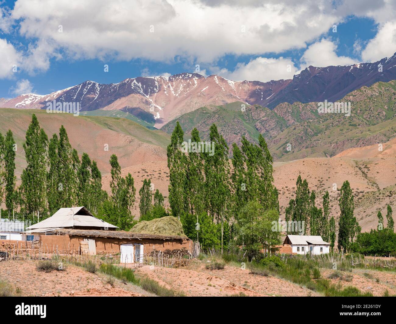 Dorf Kyzyl-Oy. Tal des Flusses Suusamyr in den Tien Shan Bergen. Asien, Zentralasien, Kirgisistan Stockfoto