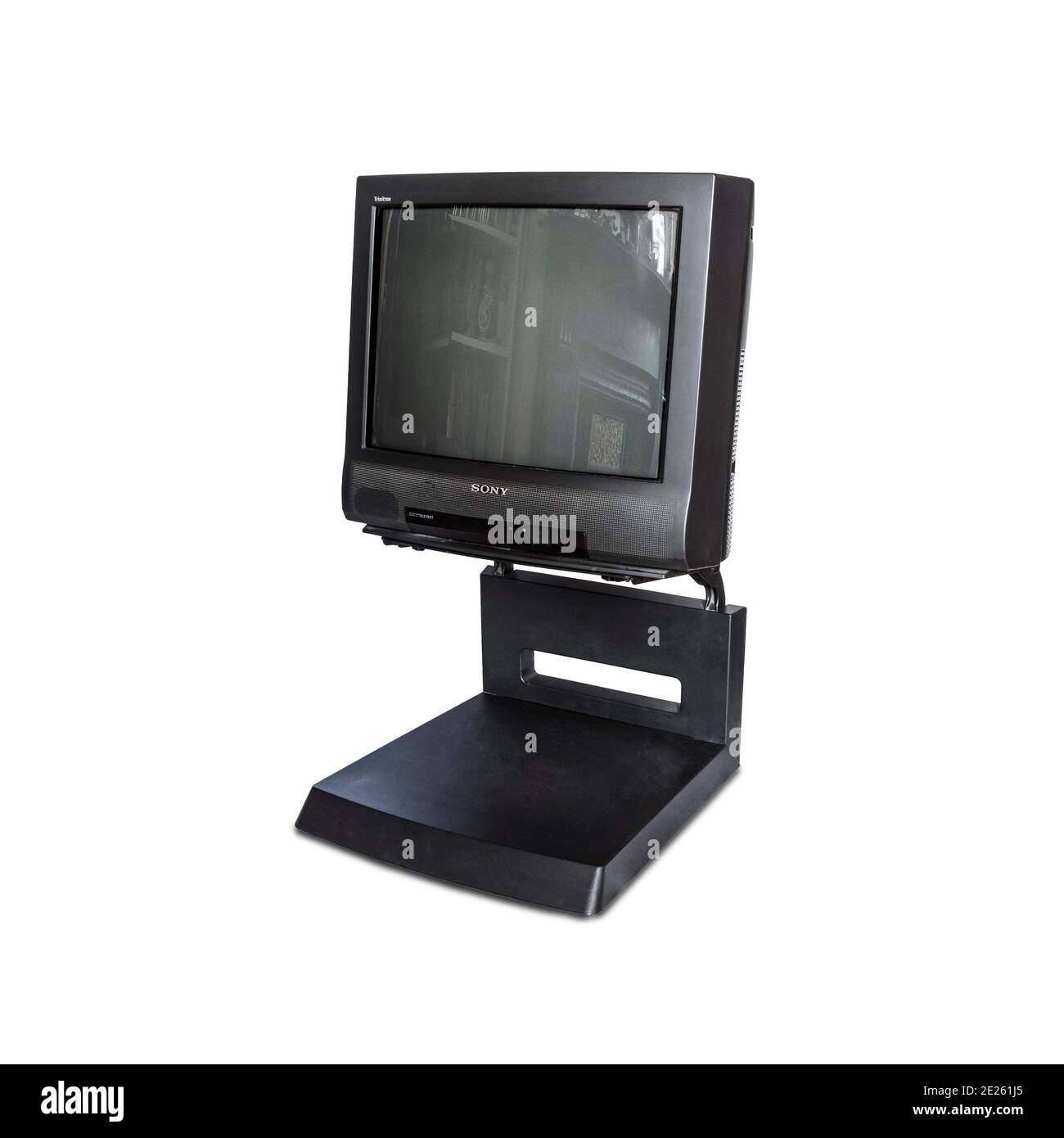 Ein schwarzer Sony Trinitron CRT-Fernseher aus dem Jahr 1996 auf seinem Standfuß, isoliert vor weißem Hintergrund Stockfoto