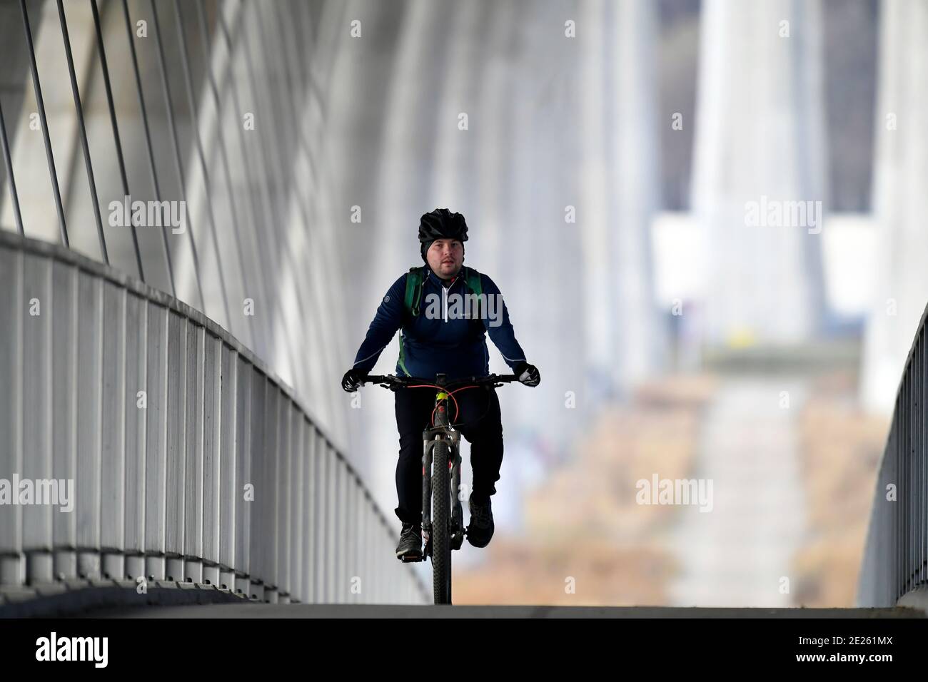Biker auf Lahovice Radweg Stockfoto