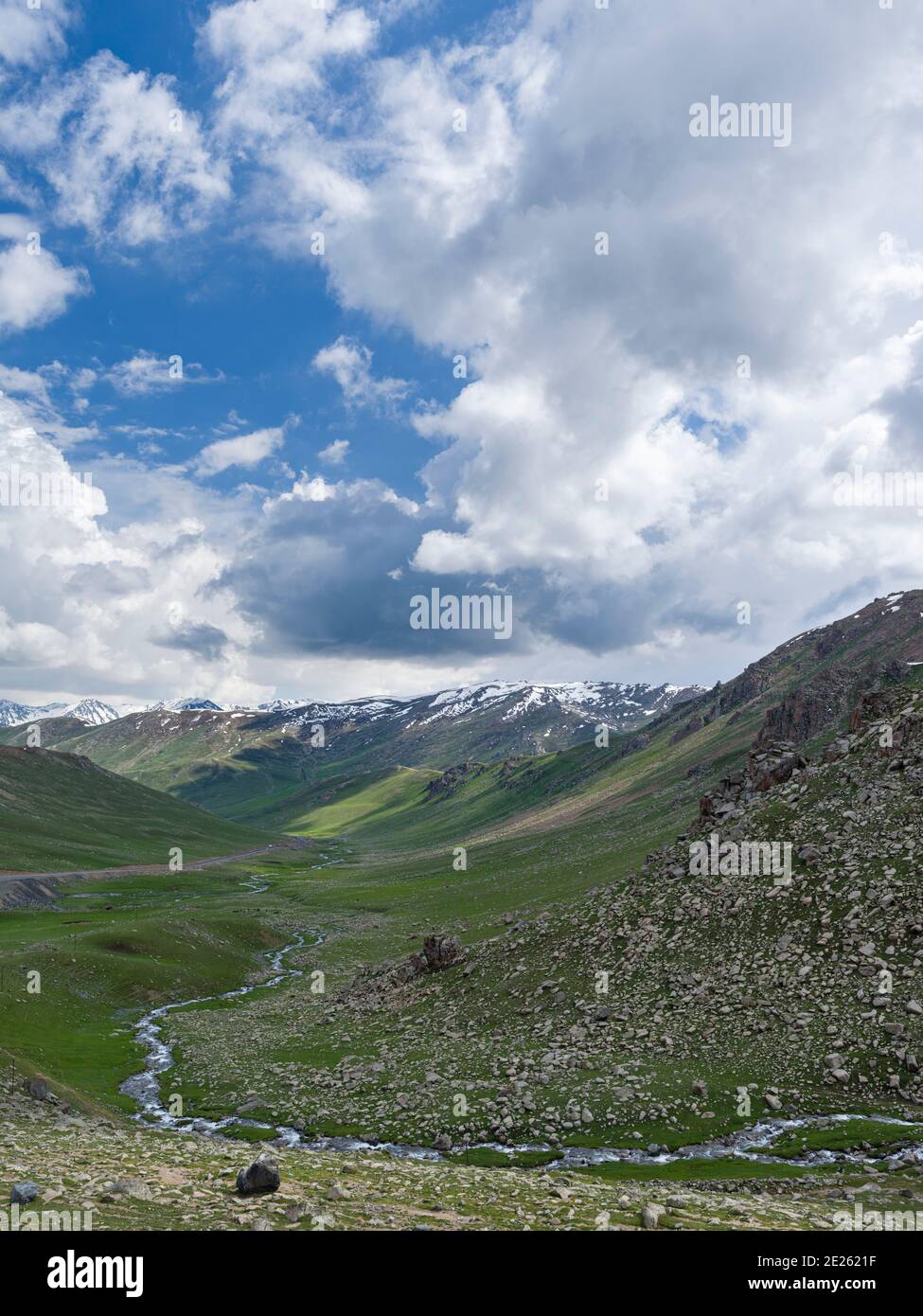 Landschaft am Oetmoek Pass im Tien Shan oder himmlische Berge. Asien, Zentralasien, Kirgisistan Stockfoto