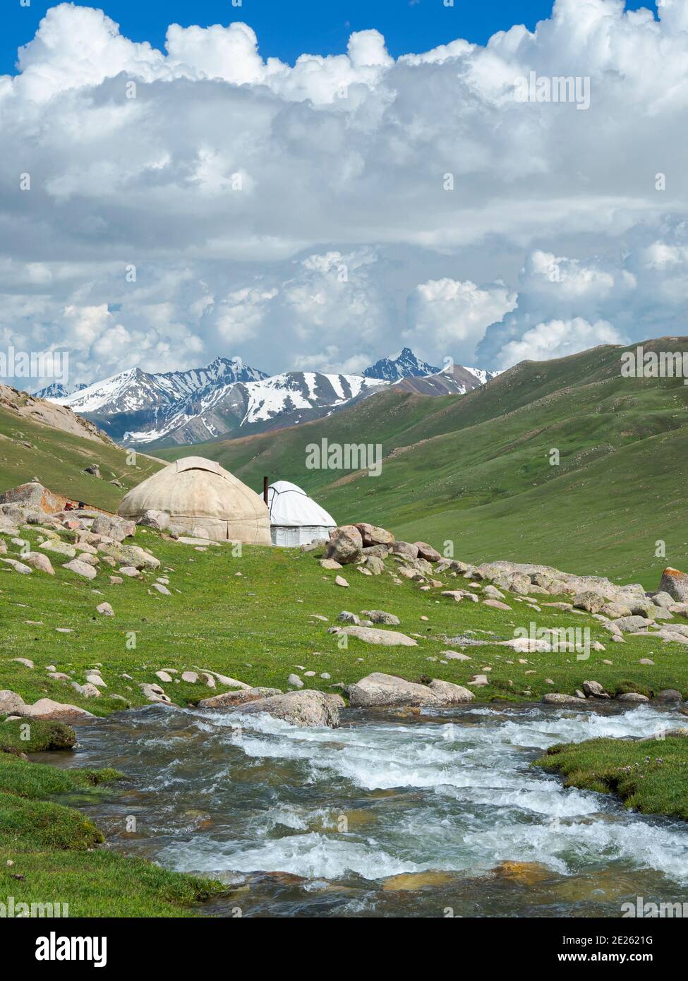 Landschaft mit Jurte am Oetmoek-Pass im Tien Shan oder den himmlischen Bergen. Asien, Zentralasien, Kirgisistan Stockfoto