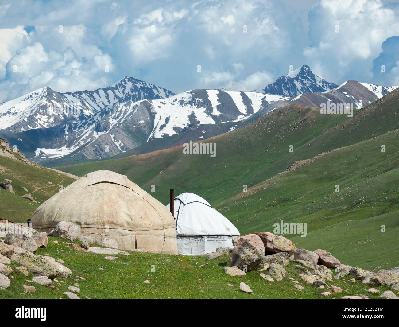 Landschaft mit Jurte am Oetmoek-Pass im Tien Shan oder den himmlischen Bergen. Asien, Zentralasien, Kirgisistan Stockfoto