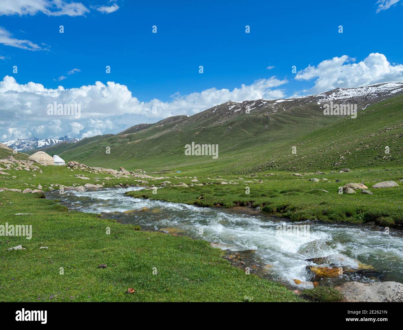 Landschaft mit Jurte am Oetmoek-Pass im Tien Shan oder den himmlischen Bergen. Asien, Zentralasien, Kirgisistan Stockfoto