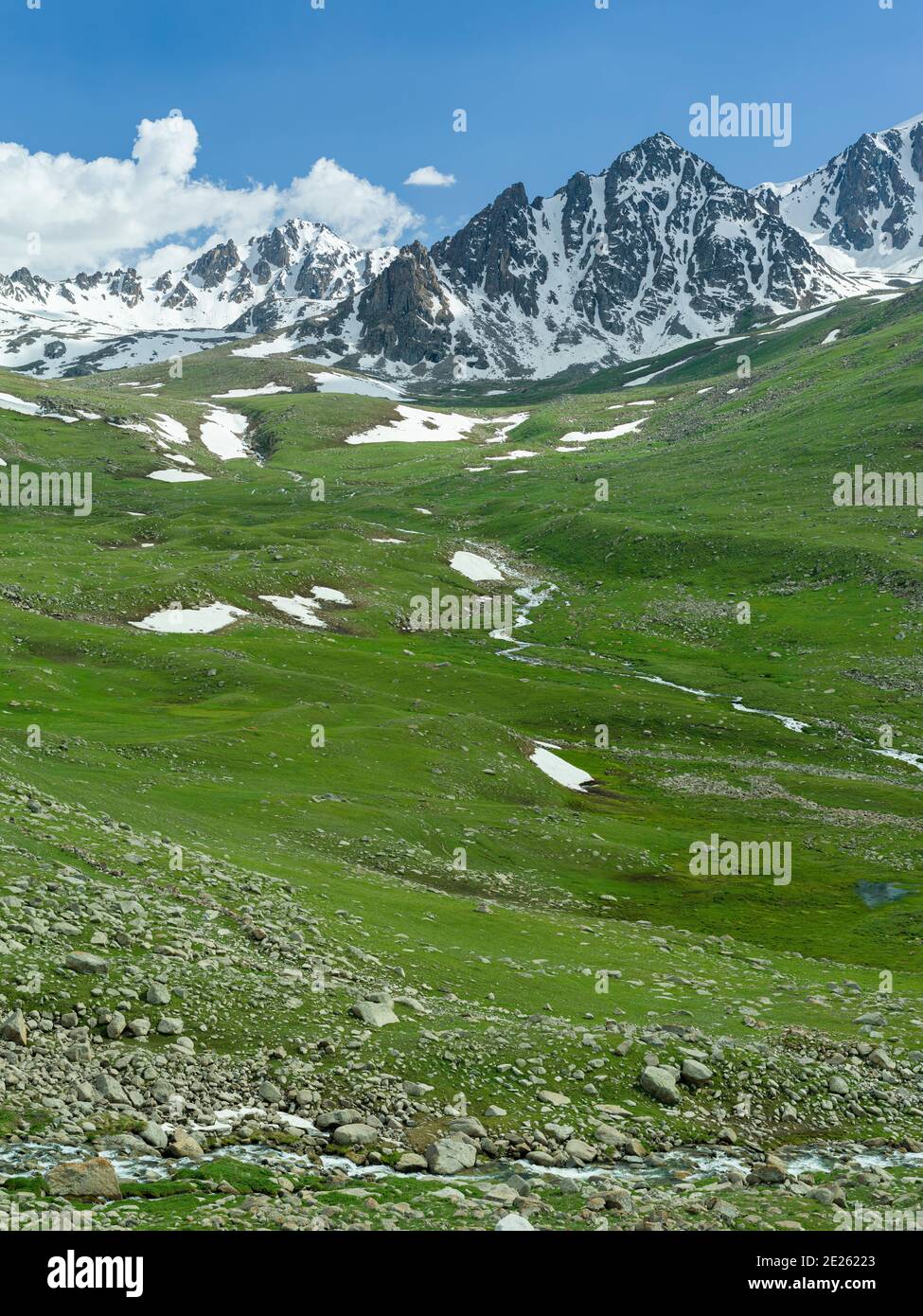 Landschaft am Oetmoek Pass im Tien Shan oder himmlische Berge. Asien, Zentralasien, Kirgisistan Stockfoto