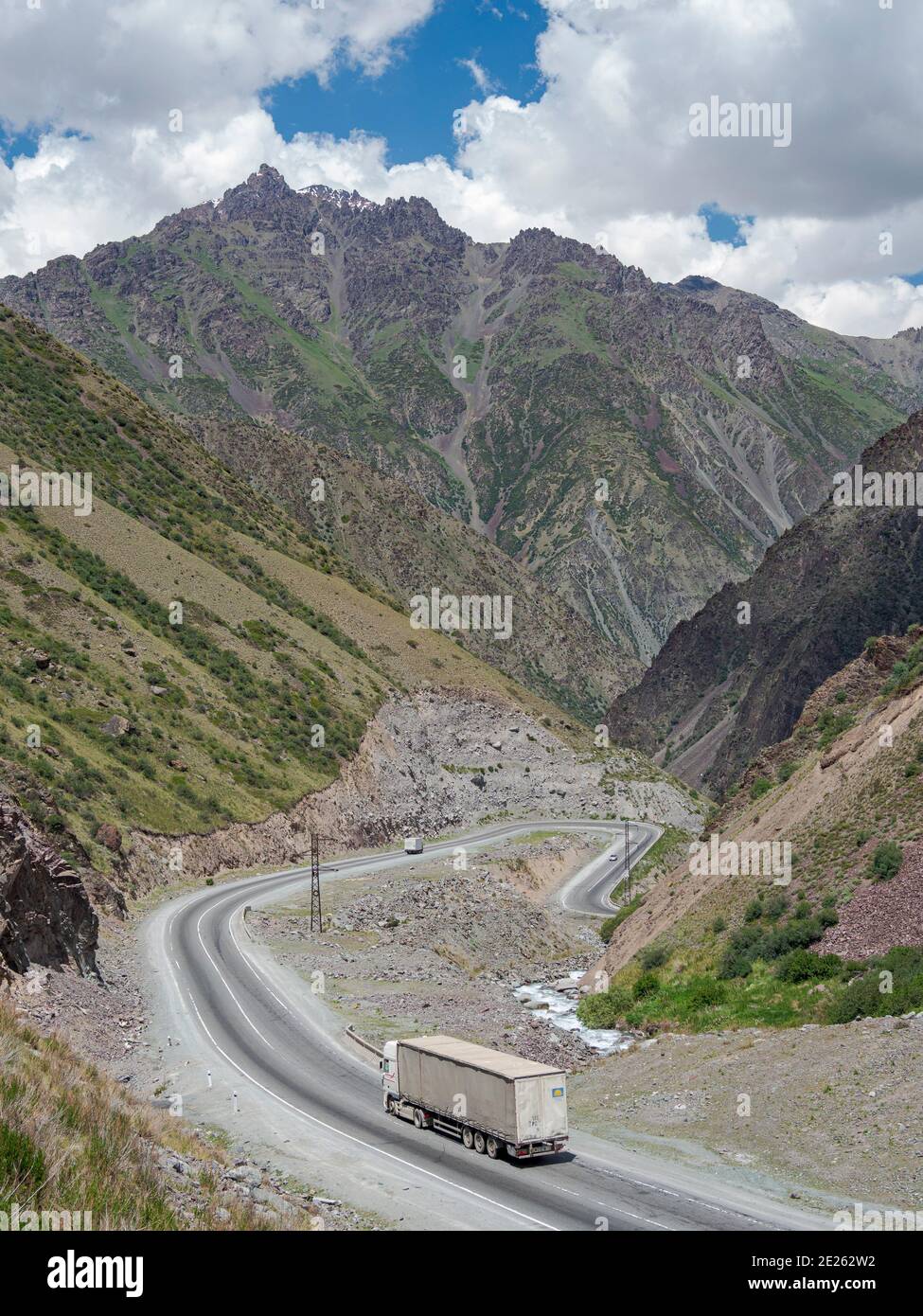 Toeoe Mountain Pass. Der Tien Shan Highway, der Bischkek mit Osh verbindet, im Tien Shan oder in den himmlischen Bergen. Asien, Zentralasien, Kirgisistan Stockfoto