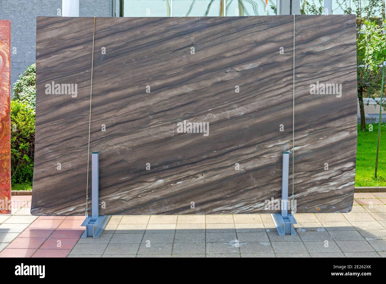 Große Scheibe aus dunklem italienischem Marmor-Stein-Baumaterial Stockfoto