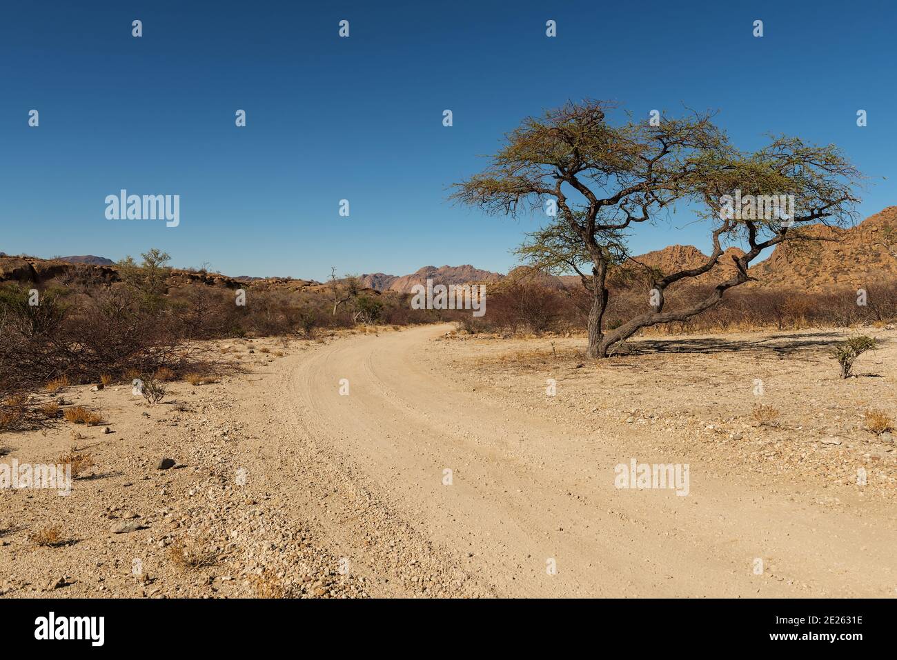 Unbefestigte Straße in einer wunderschönen Landschaft, Namibia Stockfoto