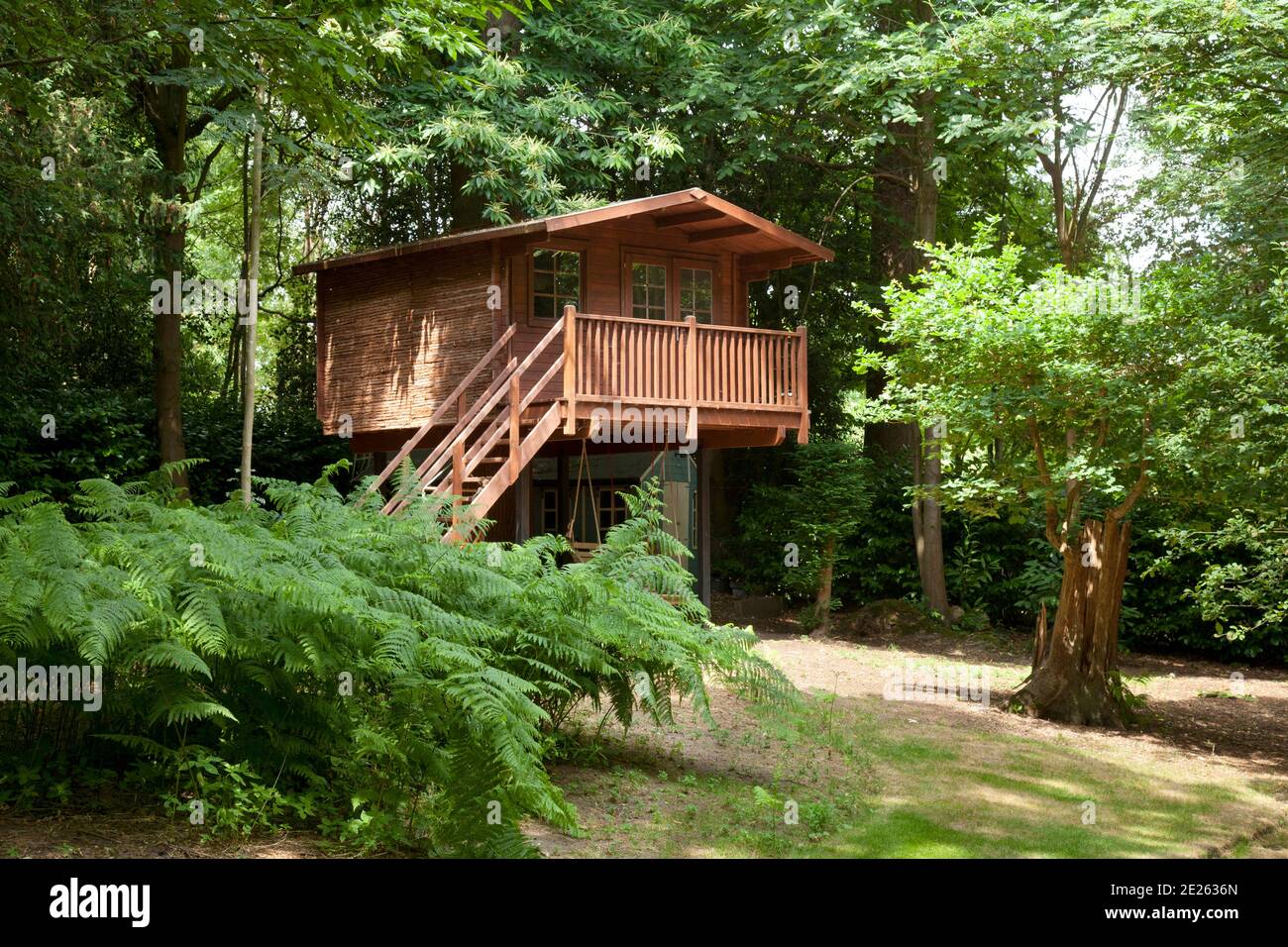 Zweistöckiges Baumhaus im Garten Stockfoto