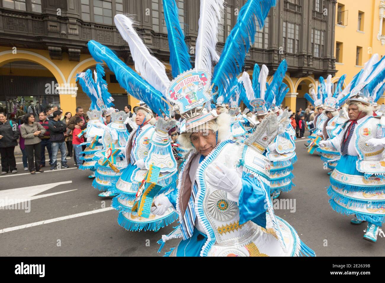 Lima Peru Tänzer und Musiker nehmen an einer National Identity Parade Teil. Stockfoto