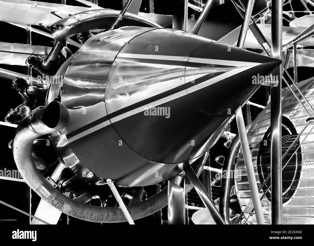 Eine solarisierte Ansicht eines Maschinenhauses auf der Boeing 80-A im Museum of Flight, Seattle Stockfoto