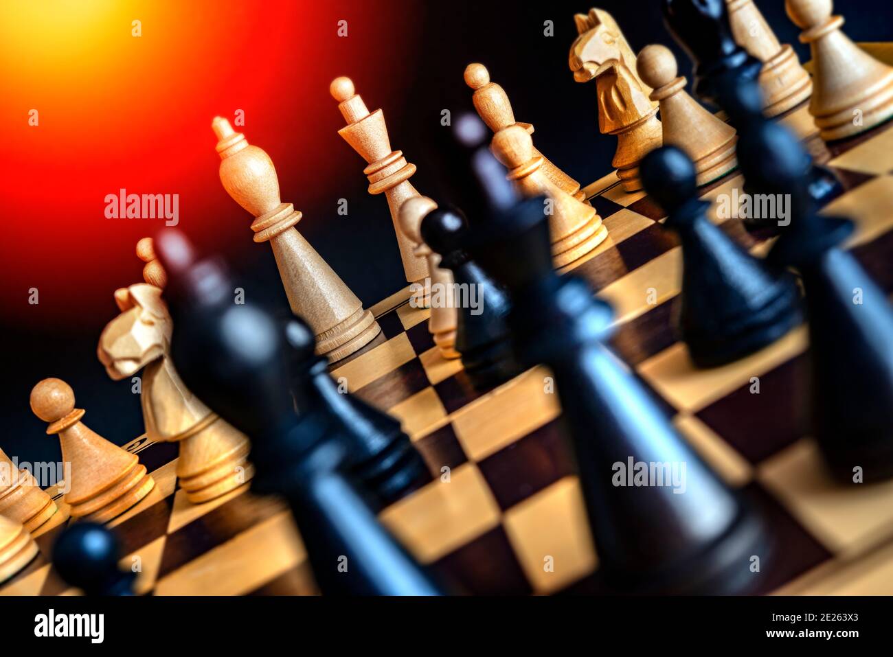 Weiße und schwarze Stücke auf Schachbrett Stockfoto