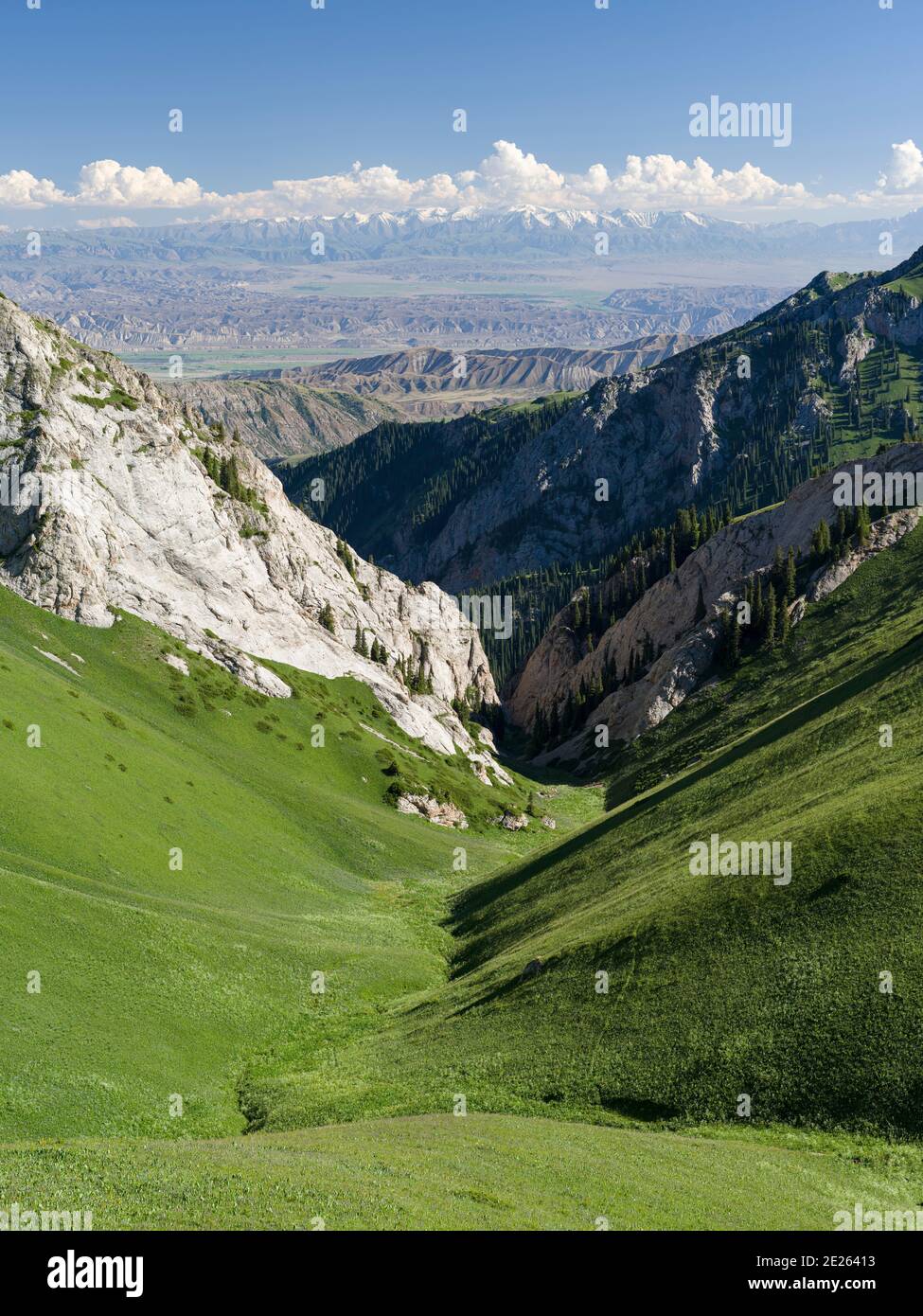 Auf dem Weg hinauf zum Pass Moldo Aschu, Blick auf die Ebene des Flusses Naryn. Landschaft am See Song Kol (Son Kul, Songkoel, Song-K Stockfoto