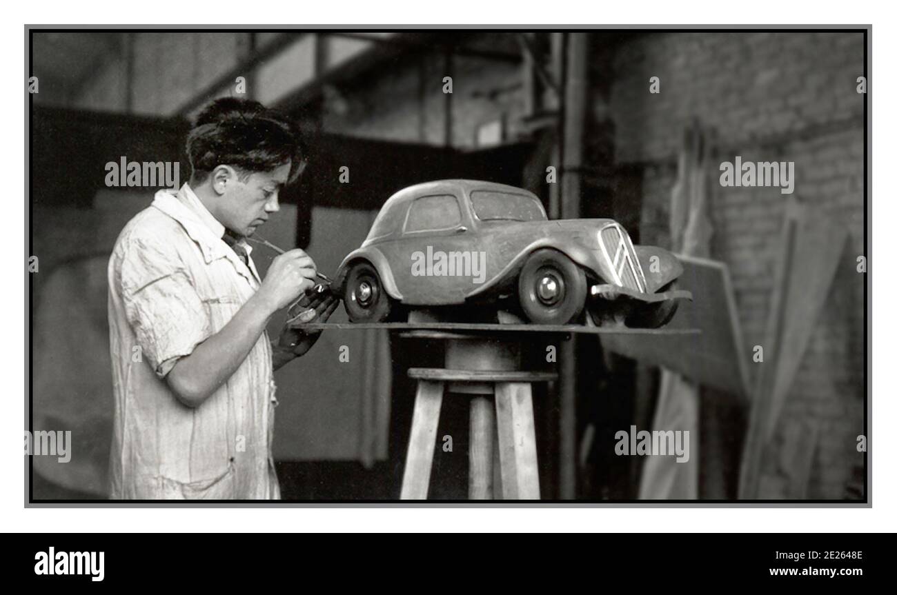 BERTONI Citroen entwirft 1930 Archivbild eines Bertoni-Autoherstellers mit Plastilin-Modell von Citroen Avant. Flaminio Bertoni stellte die bekanntesten französischen Autos der französischen Automobilgeschichte her, die Frankreich als Nation definieren. 1932 wurde er von Citroën angestellt, 1934 schuf er auf einem Künstlersockel das einzigartige und inspirierte Design Citroen Traction Avant in Modelliermasse zum ersten Mal in der Geschichte. Stockfoto