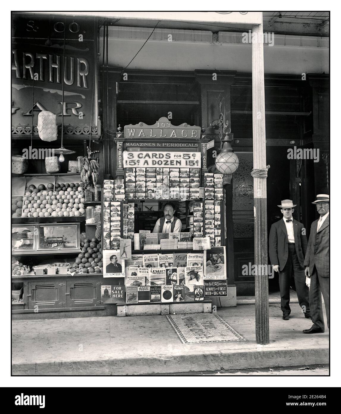 1908. „Kleiner Kiosk traditionelle Familiengeschäft Zeitung, Zeitschrift & Postkarte Stand auf Bürgersteig Bürgersteig in New Orleans, 103 Royal Street. USA Amerika Stockfoto