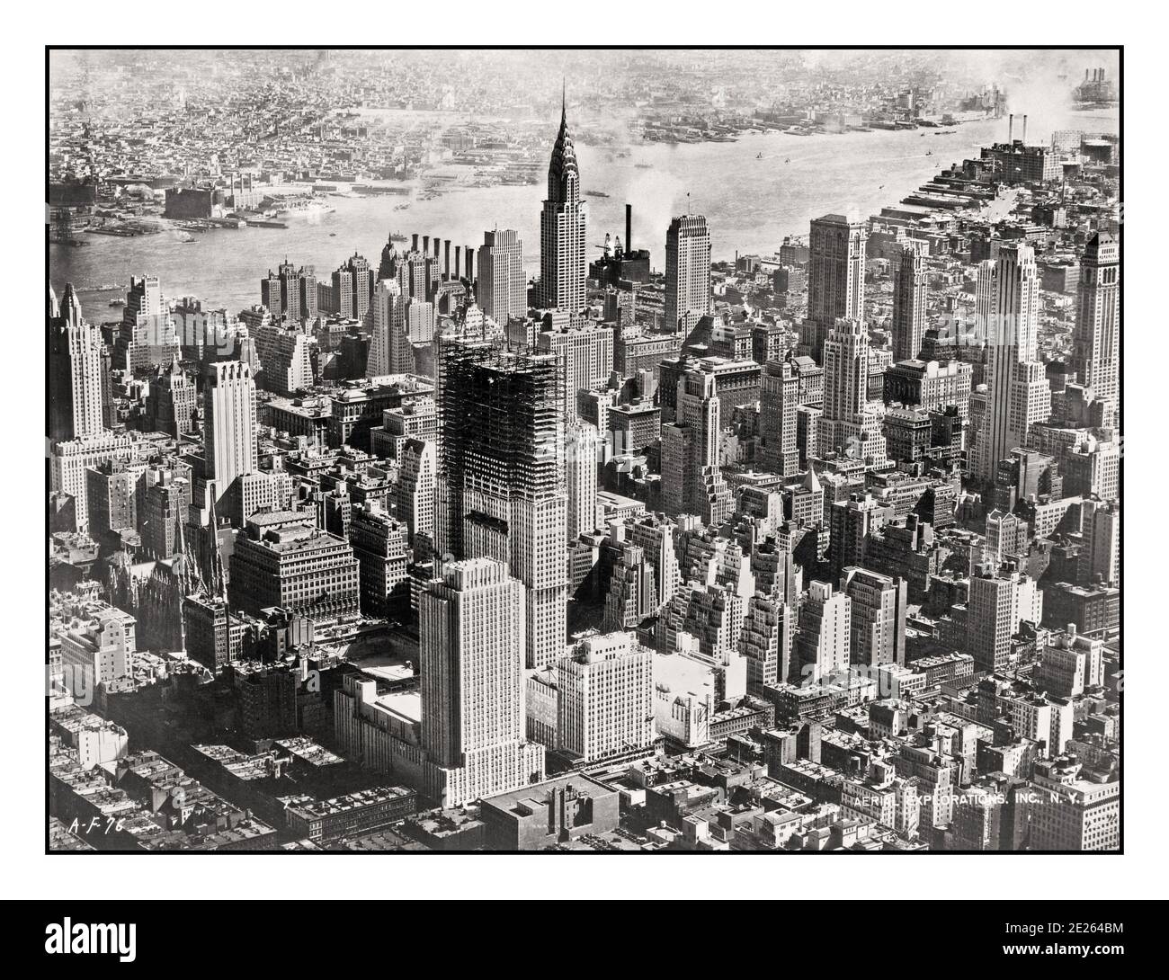 1930er Jahre Manhattan Archiv 1932 vintage Luftaufnahme zeigt Wolkenkratzer mit Rockefeller Center im Vordergrund im Bau und Chrysler Building dominiert Die Skyline von Manhattan New York City in 1932 USA Stockfoto