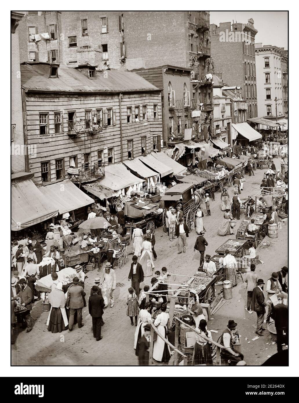 1900 New York East Side Street Szene der Märkte Händler produzieren geschäftige Marktaktivität USA New York City um 1900. „jüdischer Markt auf der Ostseite.“ 8×10 Zoll trockene Platte Glas negativ, Stockfoto